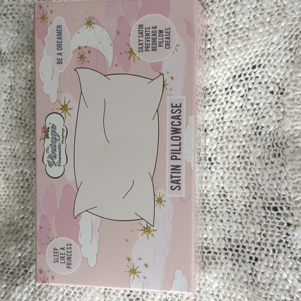 GlossyBox Barbie Cleanser&Box/Hydrating Mist&Vintage Cosmetic Satin Pillowcase - Picture 3 of 16